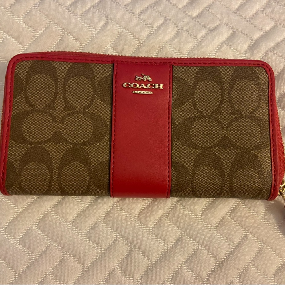 Excellent coach wallet.
